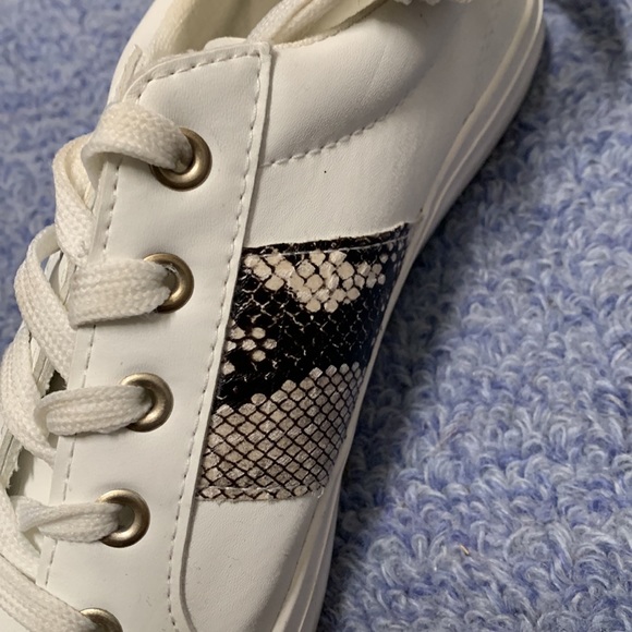 Magellan woman’s white sneakers with snakeskin trim, size 9B - Picture 6 of 8